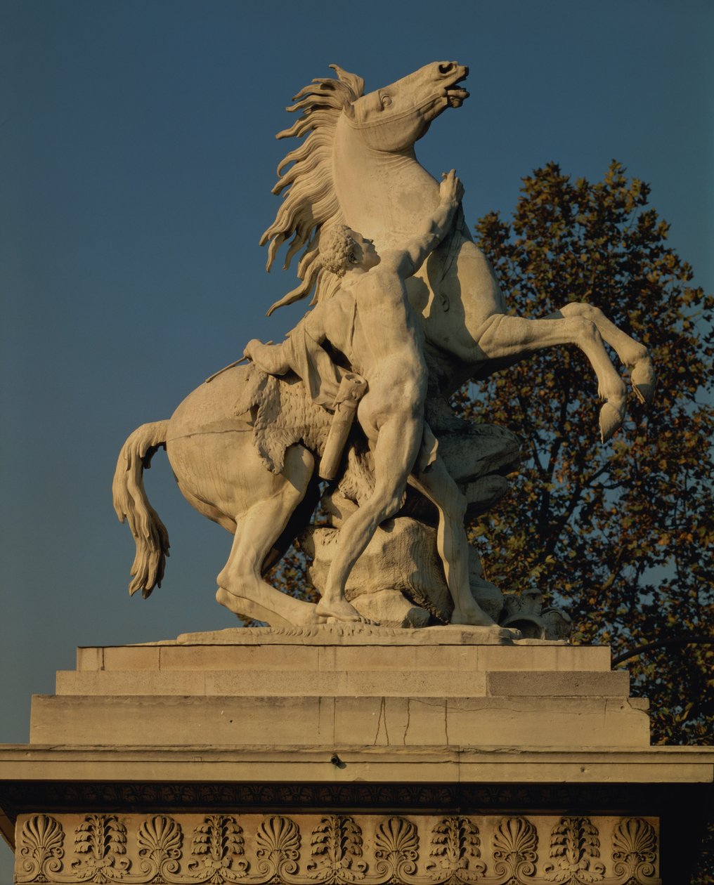 A két „Marly Horses” egyikének másolata, amelyet eredetileg a Lótóhoz készítettek a Marly kastélyban, Yvelines, 1739-45 (márvány) alkotó: Guillaume I Coustou