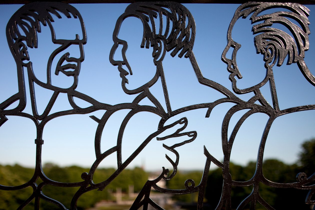 Bejárati kapu a szoborparkba, három férfi vas részlet 346453 alkotó: Gustav Vigeland