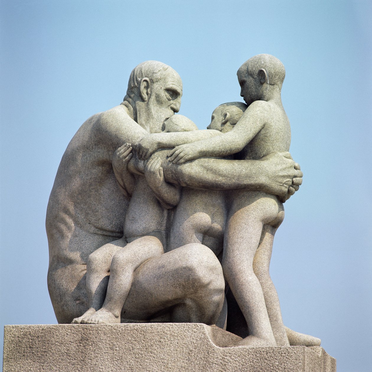 Öregember átölel négy fiatal fiút alkotó: Gustav Vigeland