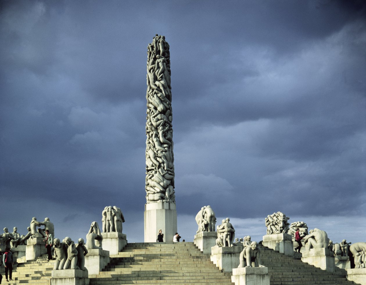 Kilátás az 1929-43 között épült Monolith-fennsíkra alkotó: Gustav Vigeland