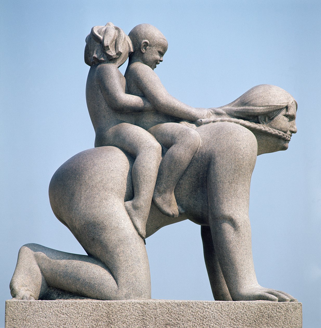 Nő két gyerekkel a hátán lovagol alkotó: Gustav Vigeland