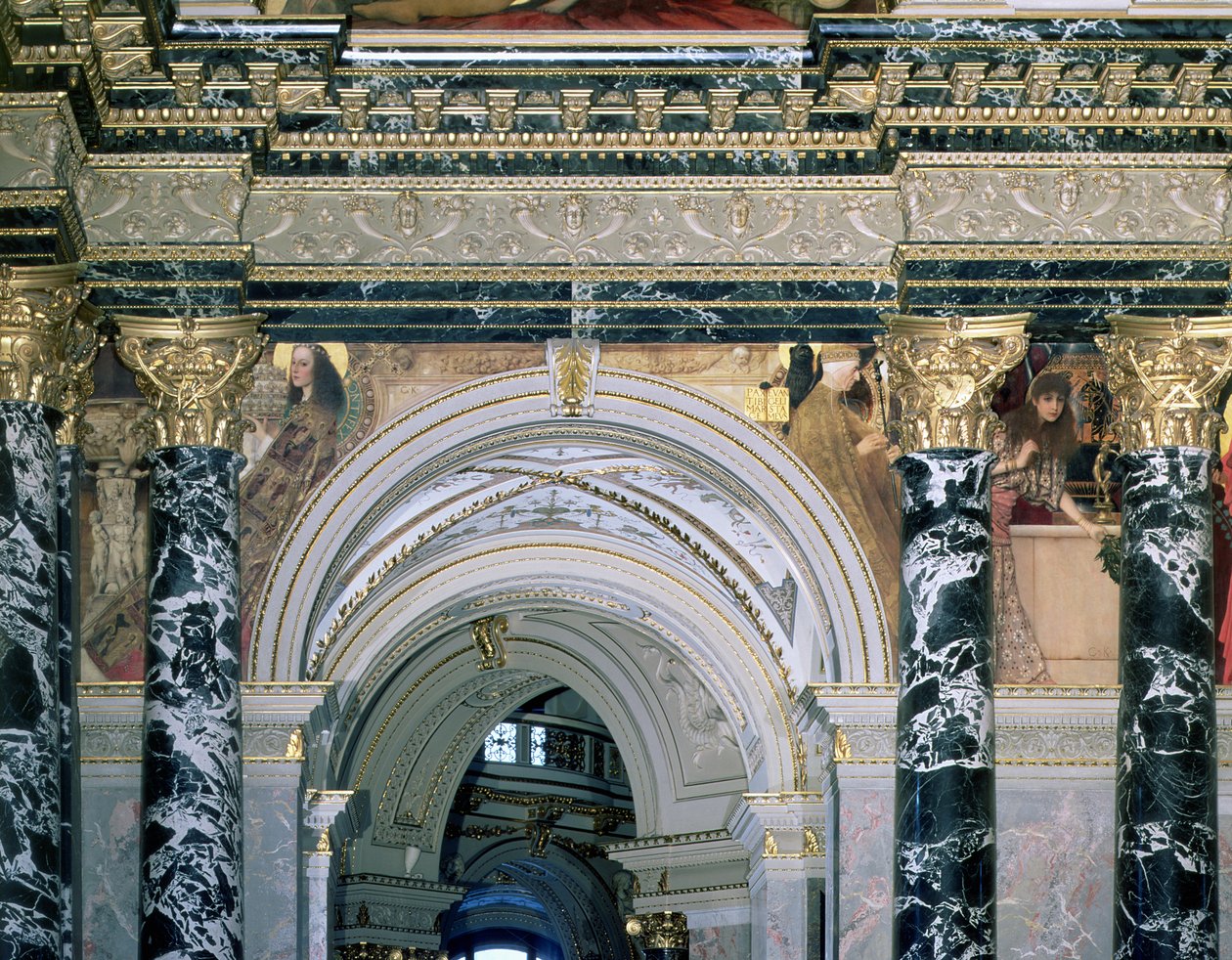A bécsi Kunsthistorisches Museum belső tere, boltíves bejárattal és 14. századi Rómát és Velencét ábrázoló figurákat ábrázoló karzatdísszel, 189091 (freskó) alkotó: Gustav Klimt