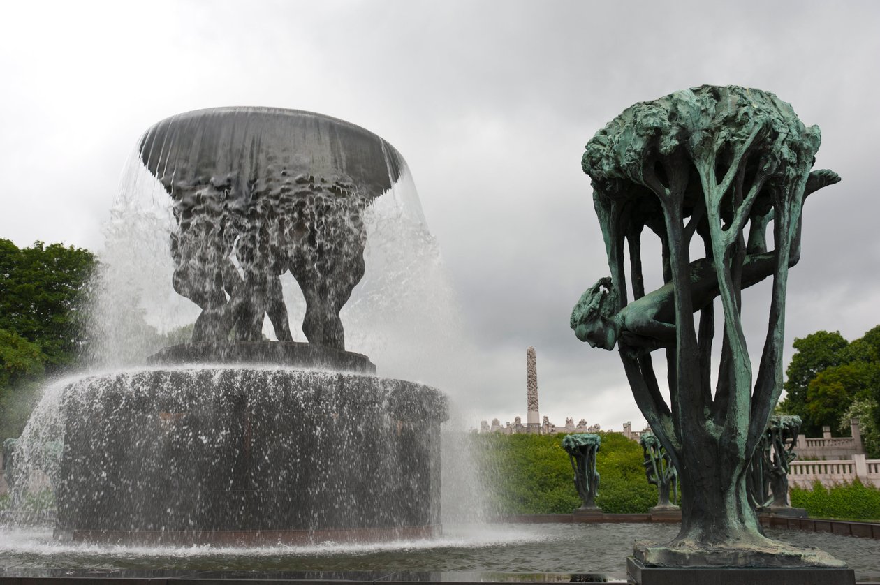 Szökőkút és „Lány a fában” szobor a Frogner Parkban, Oslo, Norvégia (bronz) alkotó: Gustav Vigeland