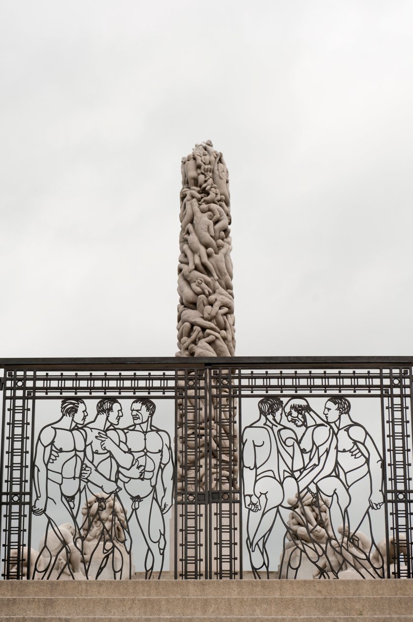 Kovácsoltvas kapuk" Naked Men" és a "People Monolith" gránitból a Frogner Parkban, Osloban, Norvégiában (fotó) alkotó: Gustav Vigeland