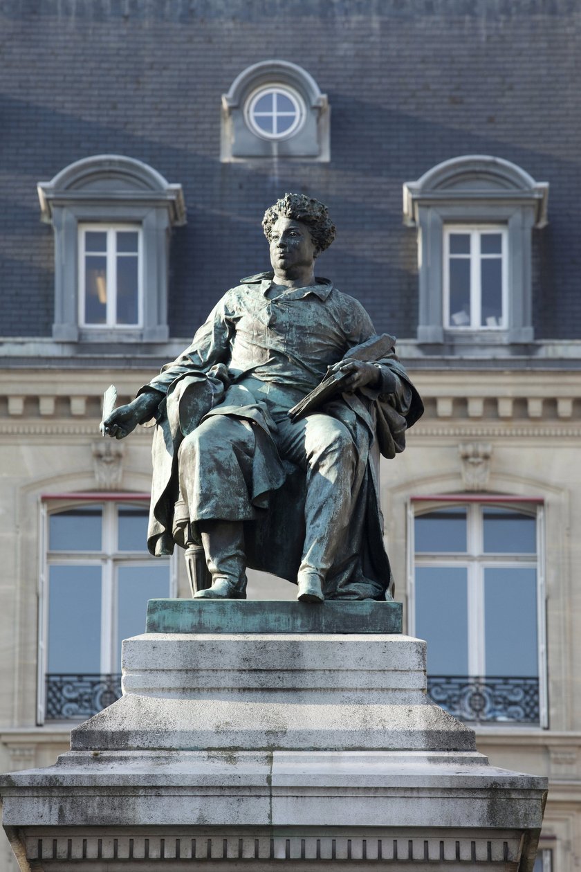 Alexandre Dumas (1802-1870) francia író, a Három testőr szerzője és Monte Cristo grófja (Monte Cristo) szobra, Gustave Dore (1832-1883) bronzszobra. Fényképészet, KIM Youngtae, Párizs. alkotó: Gustave Dore