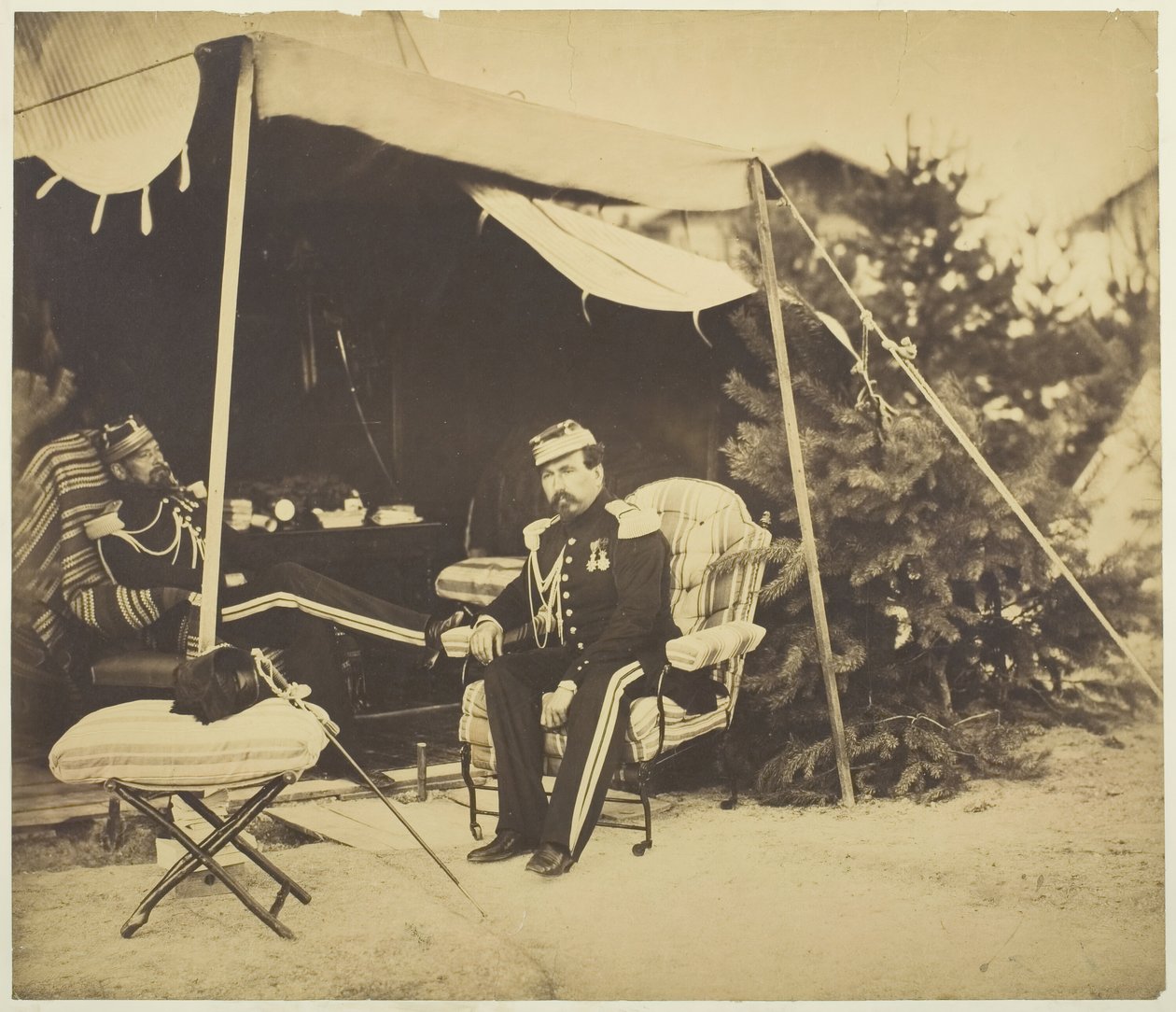 Sátorban ülő tisztek, Camp de Châlons, 1857. alkotó: Gustave Le Gray