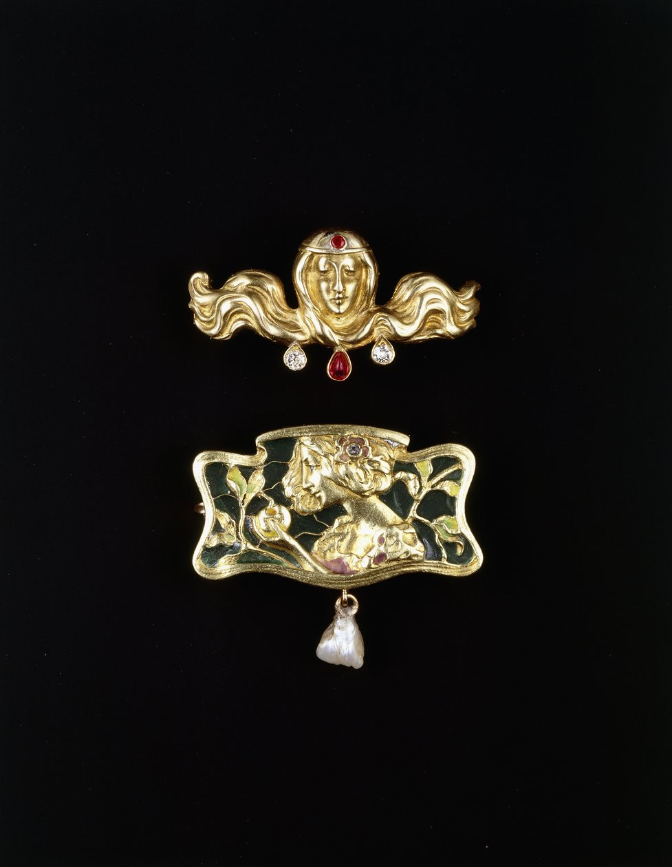 Gustave-Roger Sandoz szecessziós brossa, és egy szecessziós bross alakú fémgarnitúra, csíkkal és gyöngycseppel, arany színű brosssal és drágakövekkel, 1900 körül (arany színű brossok, drágakövek) alkotó: Gustave Roger Sandoz