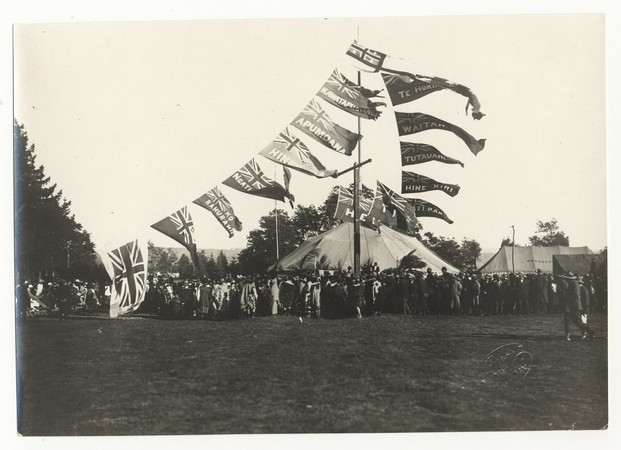 Maori fogadás az Arawa Parkban, Rotorua, 1925 körül (ezüst zselatinos nyomat) alkotó: Guy Photo Studio