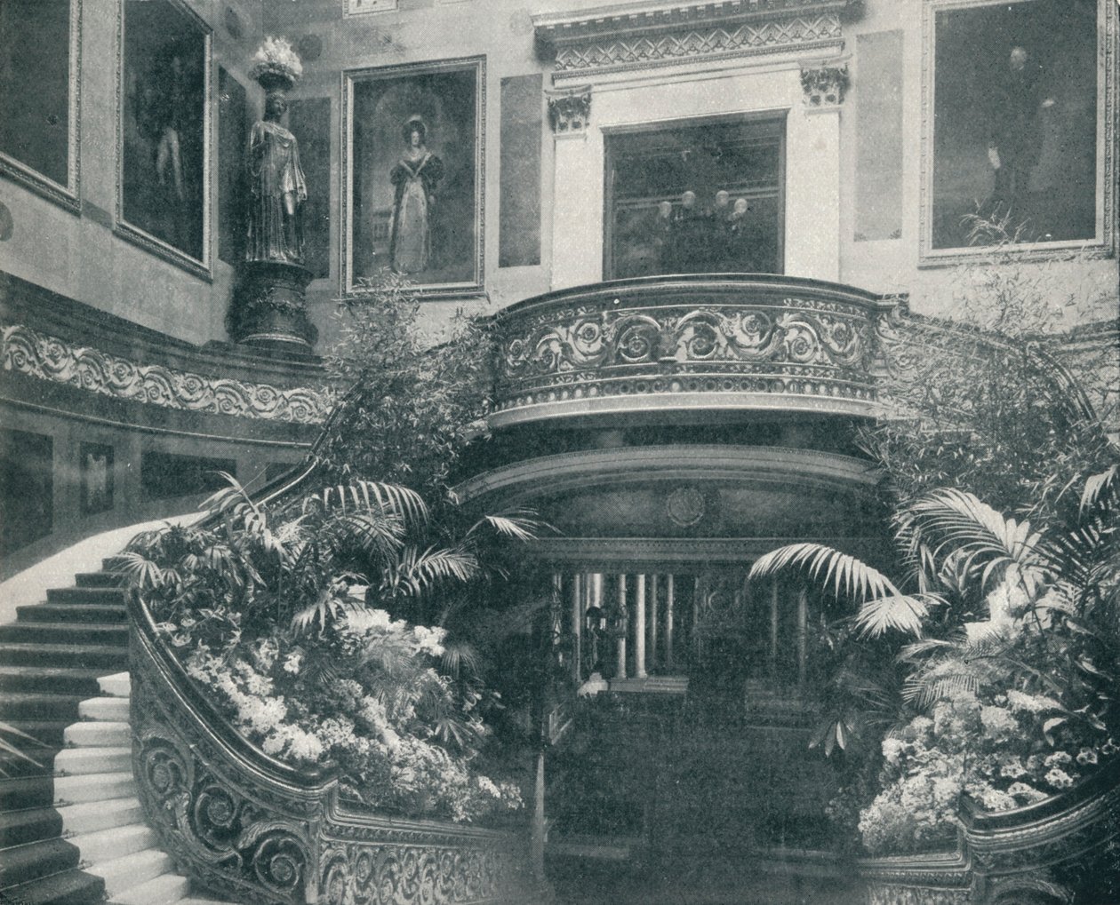 A nagy lépcsőház a Buckingham-palotában, 1899, 1901 alkotó: HN King