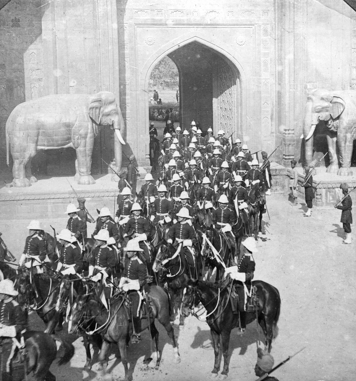 Felvonulás, amely áthalad a Delhi kapun, Lahore, Pakisztán, 1913. alkotó: H. D. Girdwood