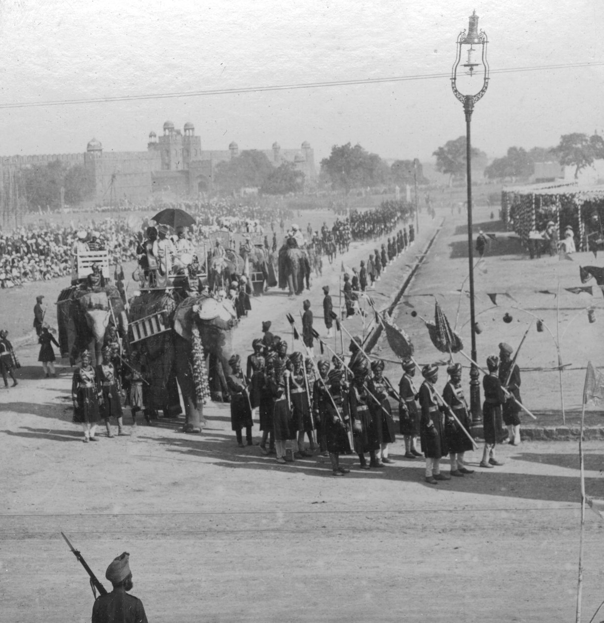 Jumma Muisjid körüli maharadzsák, Delhi, India, 1913. alkotó: H. D. Girdwood