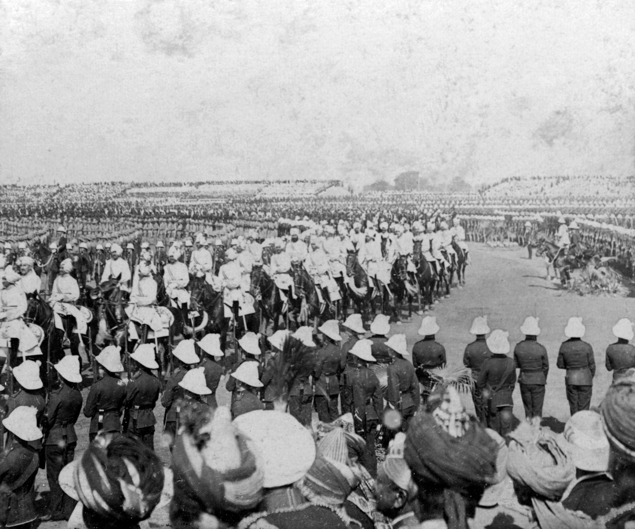 A Birodalmi Kadéthadtest 1903-ban kíséri felségeiket a Durbar arénába, Delhiben, Indiában. alkotó: H. D. Girdwood
