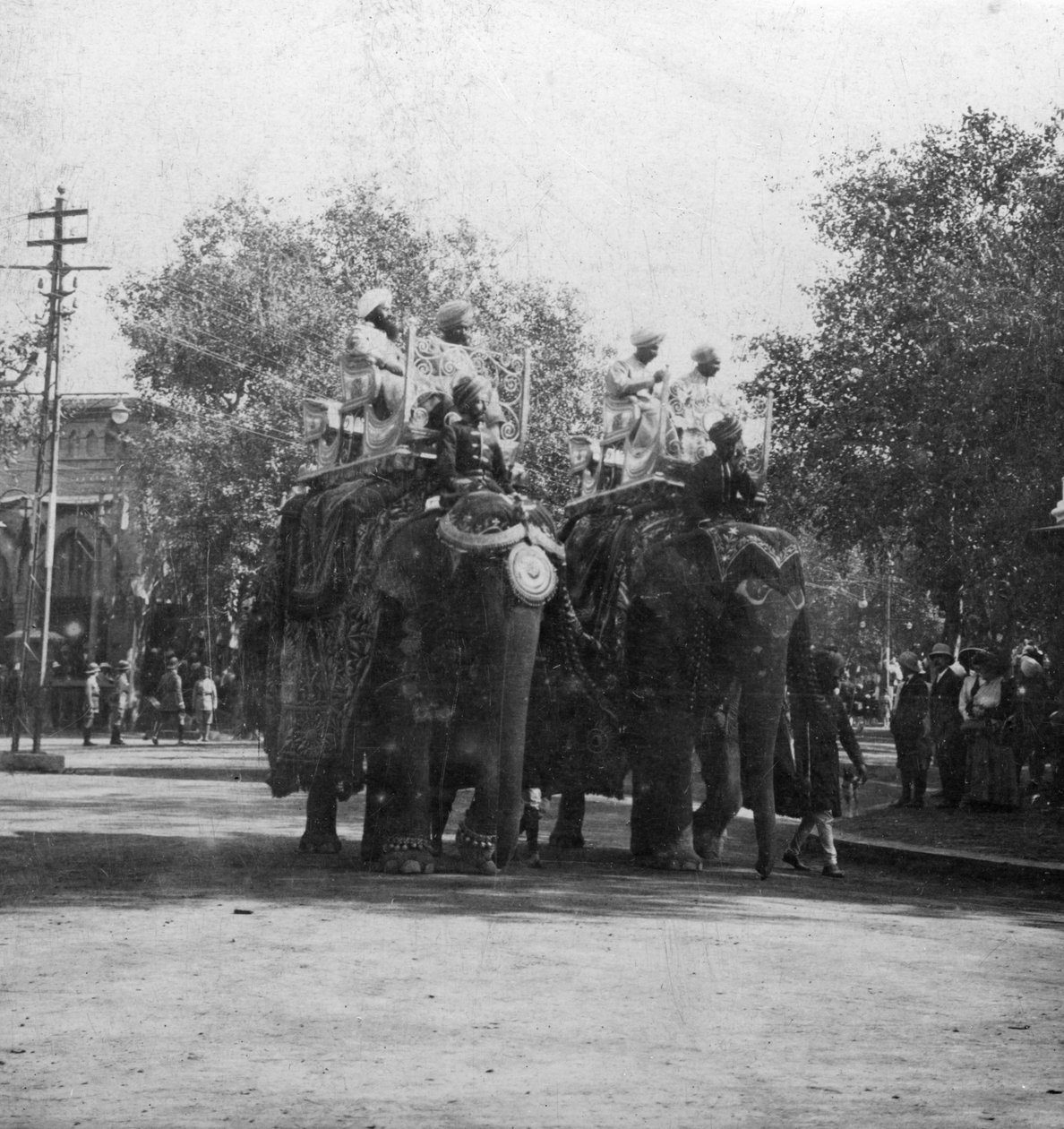 Egy pandzsábi hercegnő elefánton lovagolva egy körmenetben, Delhi, India, 1900-as évek. alkotó: H. Hands and Son