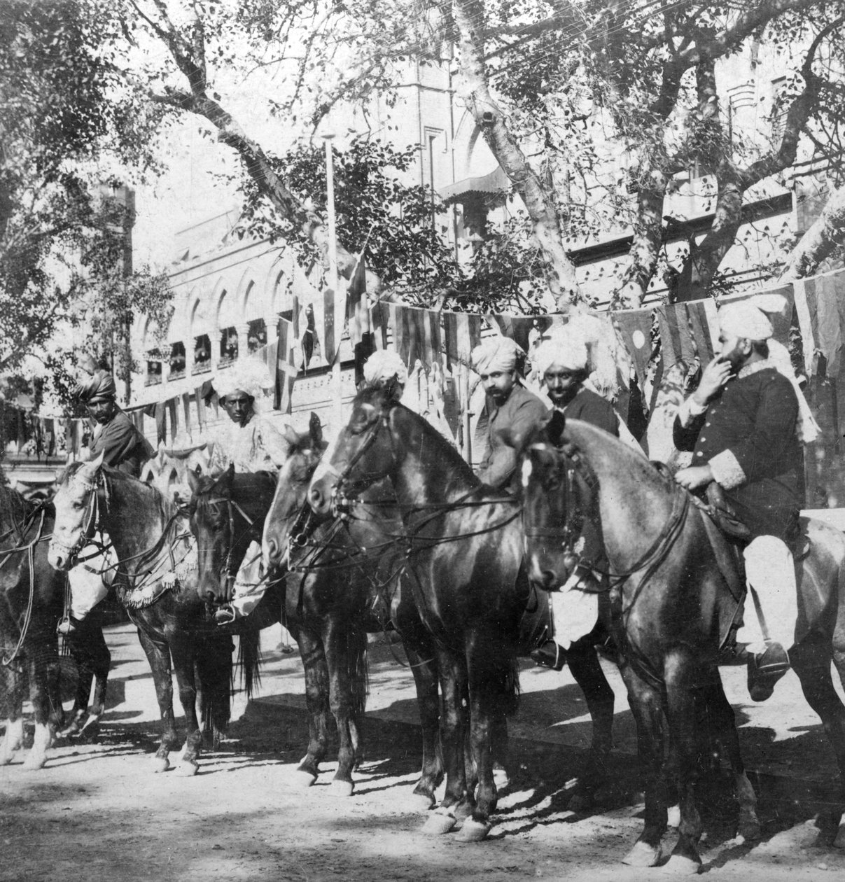 Pandzsábi lovasok a pályaudvar előtt Delhiben, Indiában, 1900-as évek. alkotó: H. Hands and Son