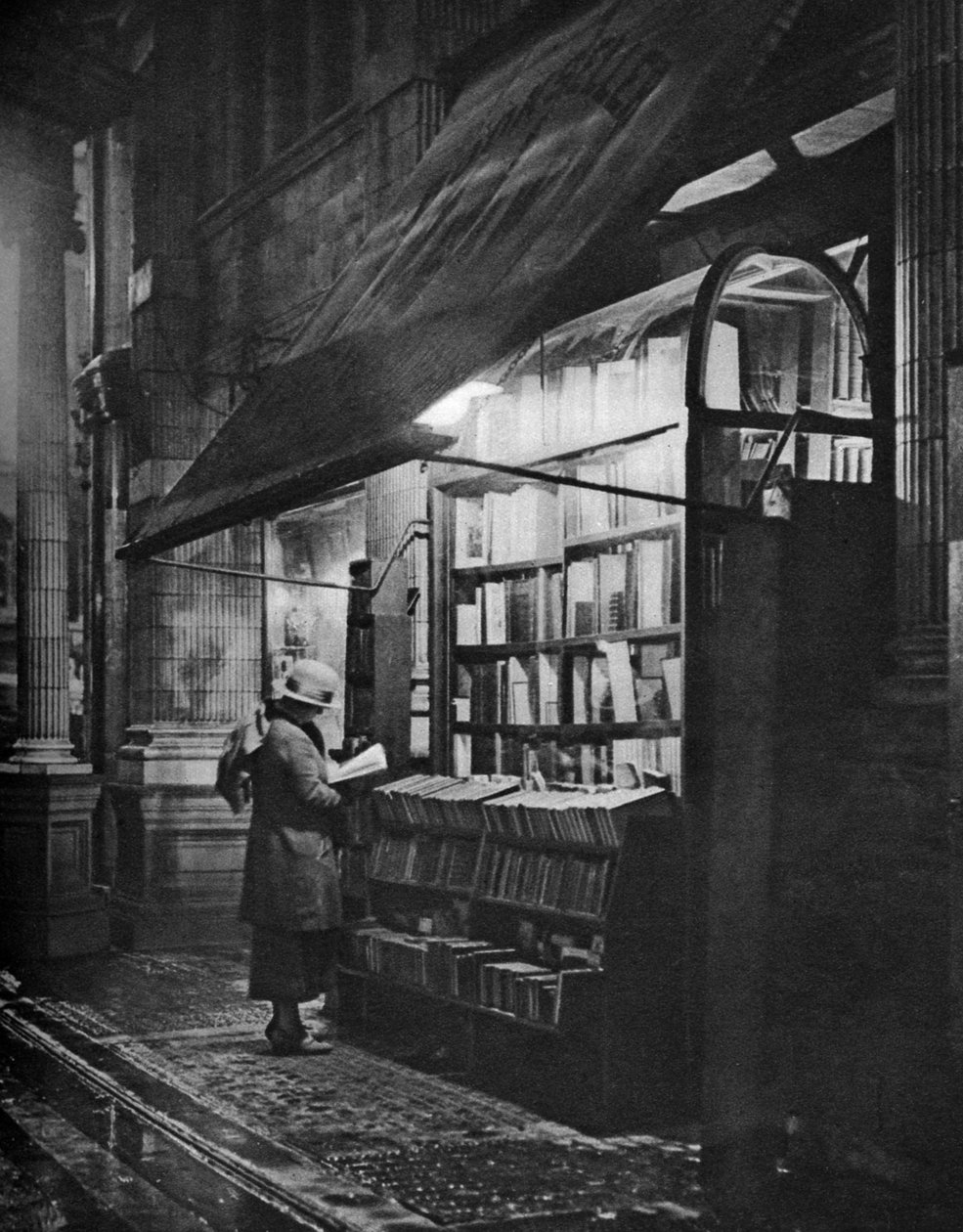 Könyvesbolt a londoni Bloomsburyben, 1926-1927. alkotó: H. W. Fincham