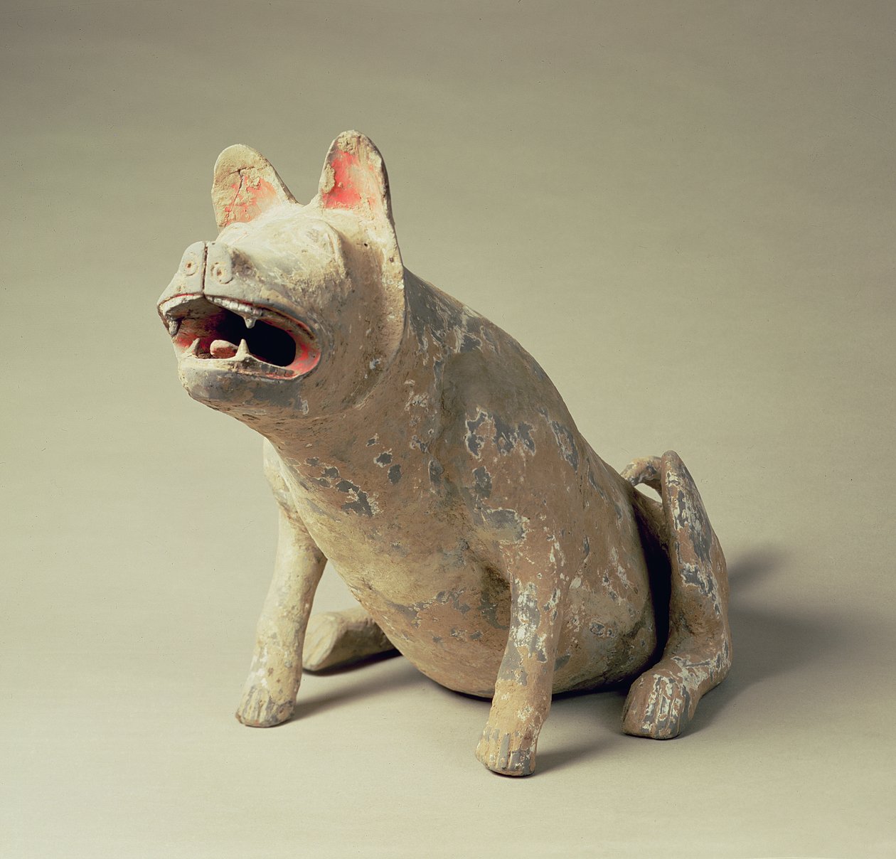 Korai kínai kerámia ülő kutya, síremlék, Han-dinasztia, Kr.e. 206-220 (kerámia) alkotó: Han Dynasty Chinese School