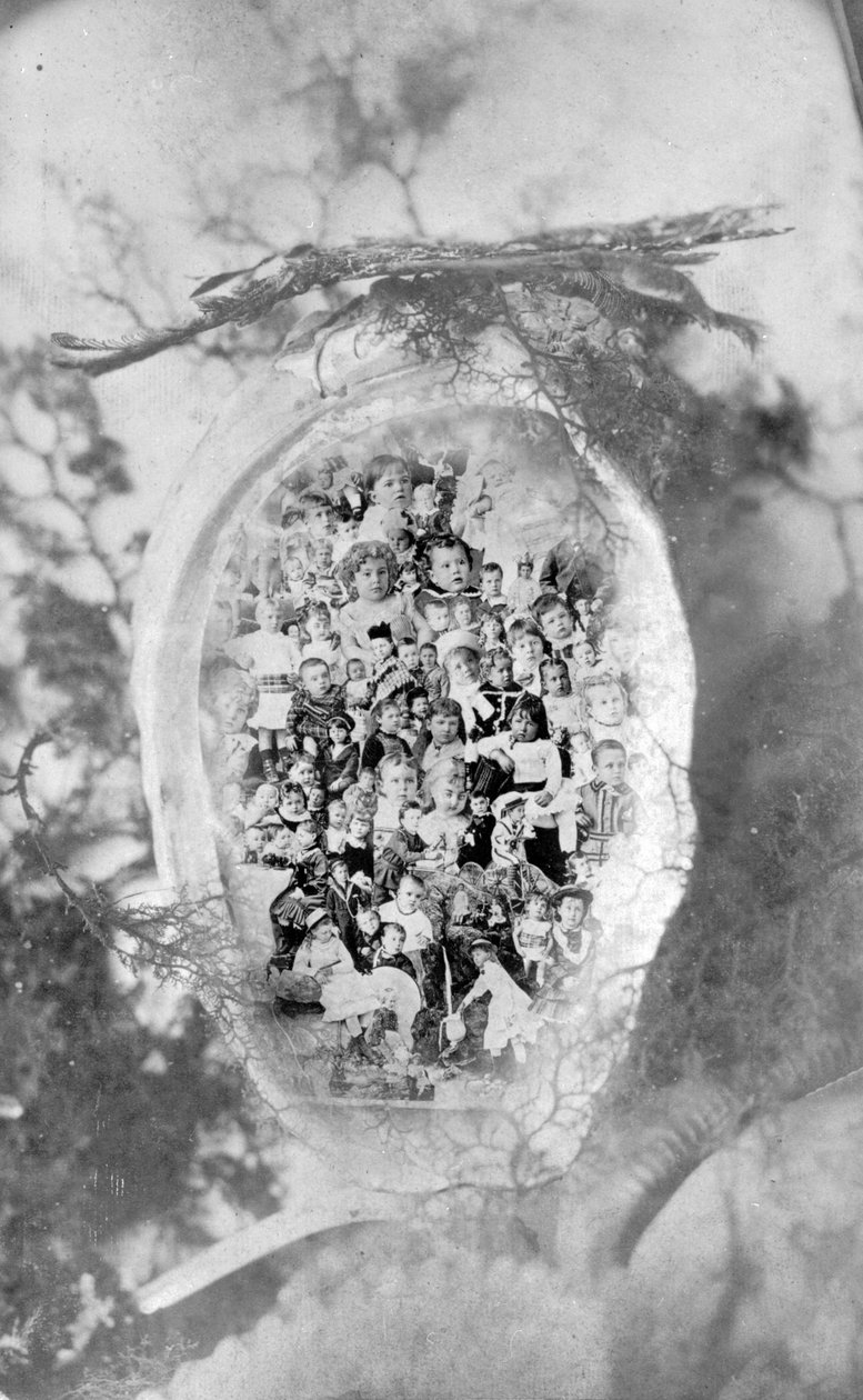 Összetett fotó gyermekekről egy abalone kagylóban, a The Gems of British Columbia stílusában, 1880 körül (bw fotó) alkotó: Hannah Maynard