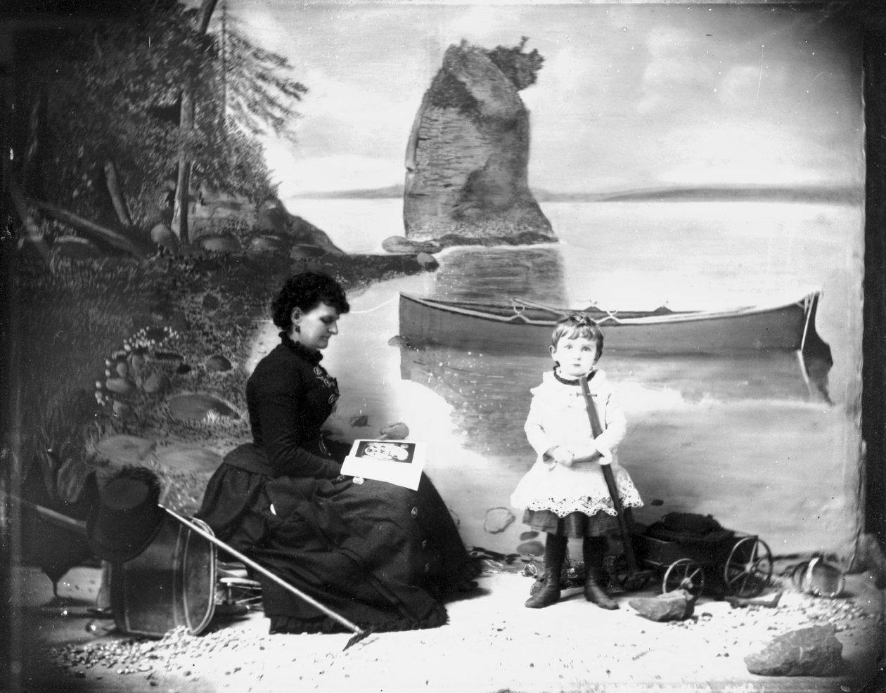 Hannah Maynard és egy kislány a kocsijával, 1884 (bw fotó) alkotó: Hannah Maynard