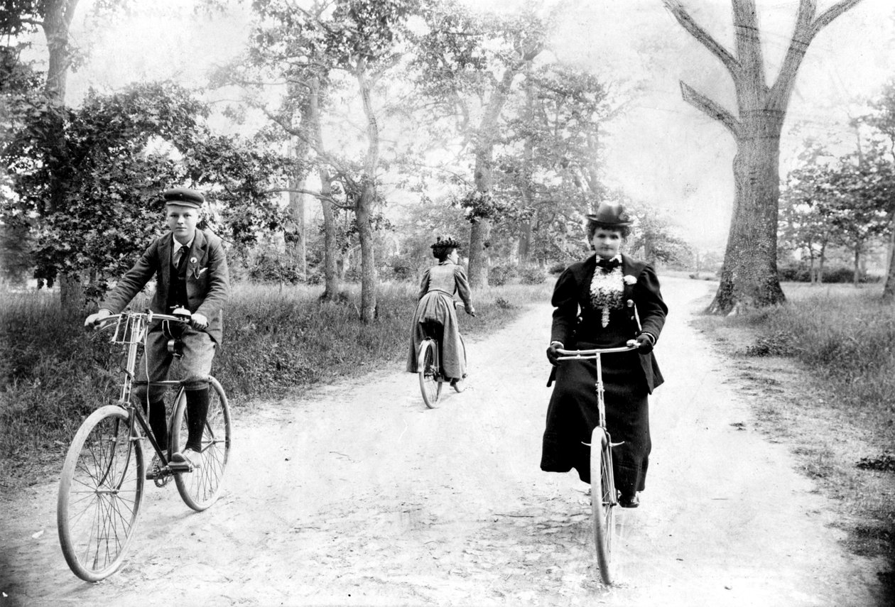 Maynard MacDonald és nagyanyja, Hannah Maynard, kerékpározik a Beacon Hill Parkban, Victoria, 1895 körül (színes fotó) alkotó: Hannah Maynard