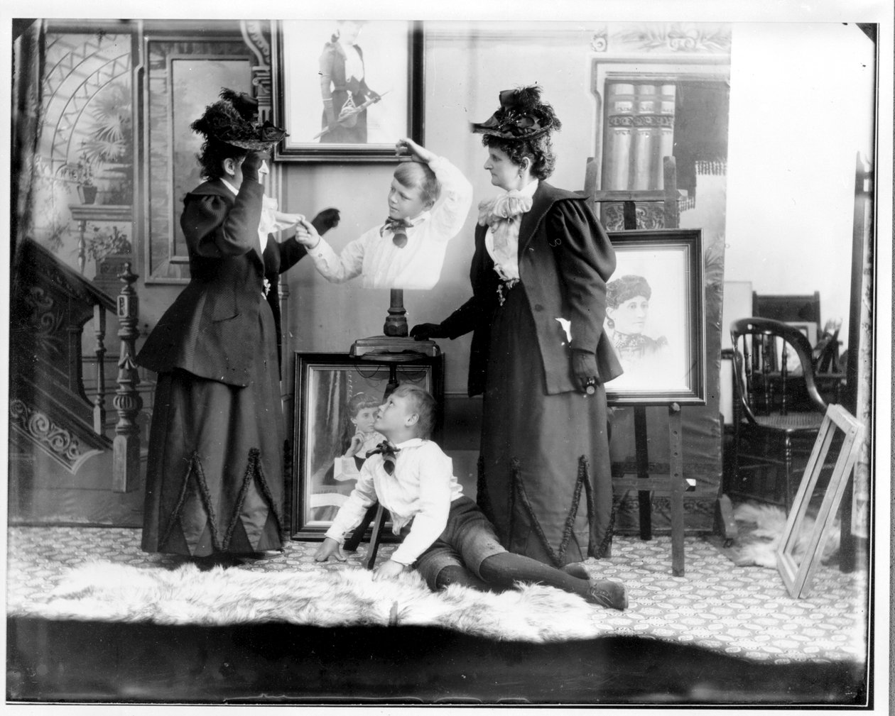 Hannah Hatherly Maynard és unokája, Maynard McDonald többszöri expozíciója, 1893 körül (bw fotó) alkotó: Hannah Maynard