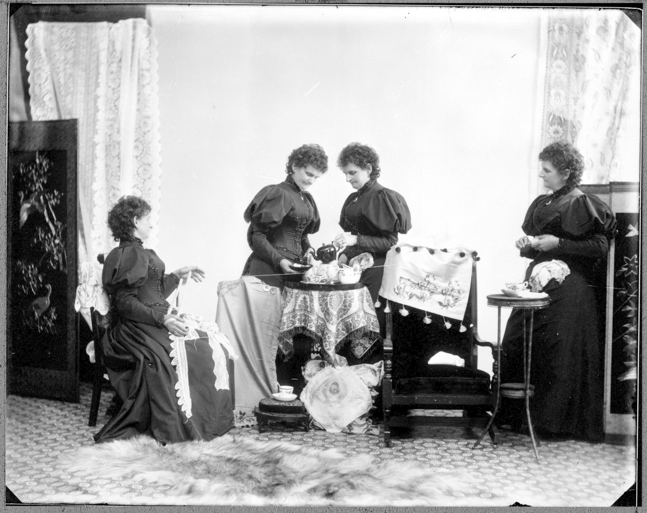 Hannah Maynard többszöri expozíciója – kettő teázik, az egyik egy gombolyag pamutot tart, a másik felveszi egy labdába, 1895 körül (bw fotó) alkotó: Hannah Maynard