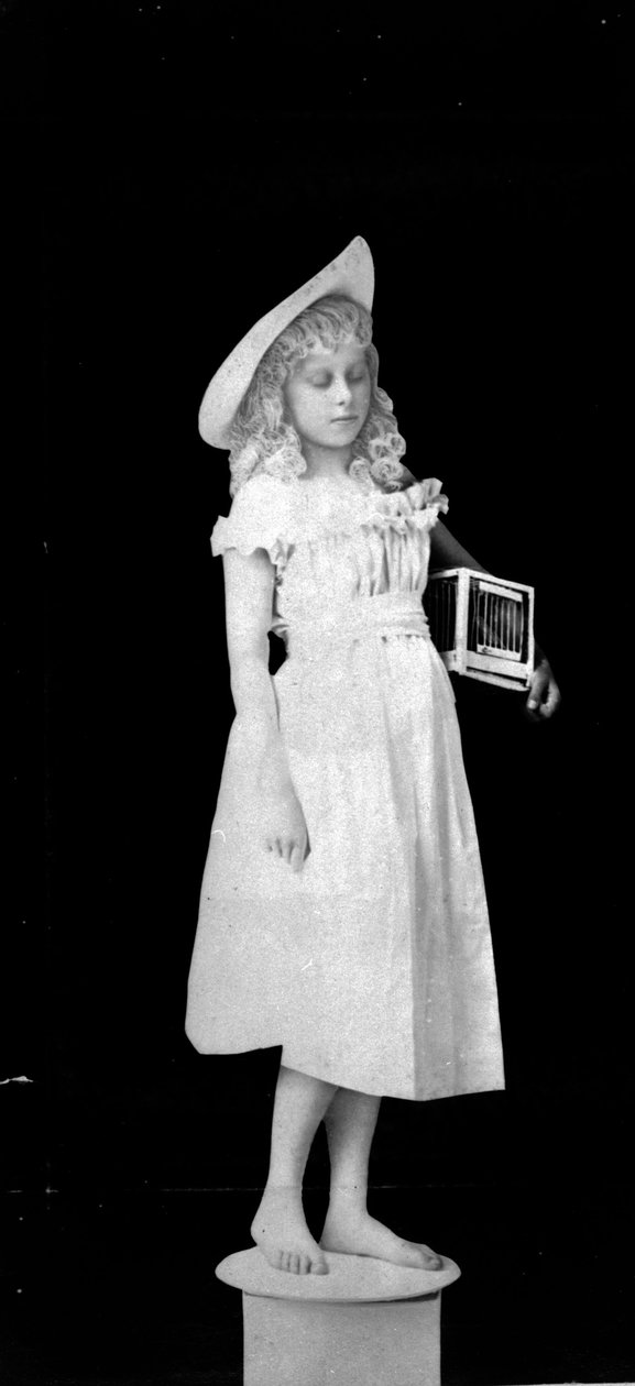 Szobor az életből; Madárkalitkát tartó lány, 1890 körül (bw fotó) alkotó: Hannah Maynard