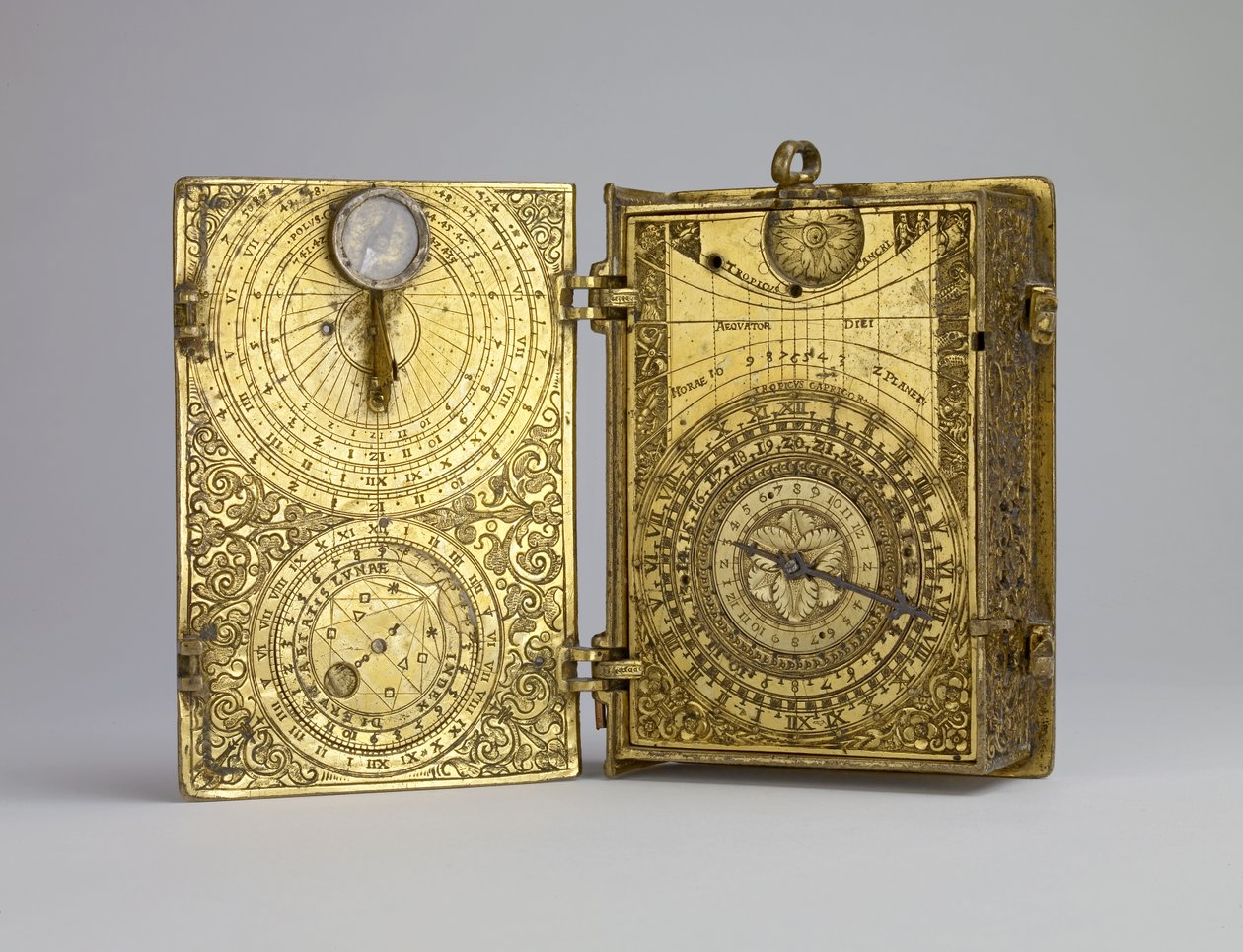 Aranyozott sárgaréz tokozott óra ébresztőórával, napórákkal és könyv alakú holdtöltelékkel, 1580 körüli (aranyozott sárgaréz) alkotó: Hans Kock