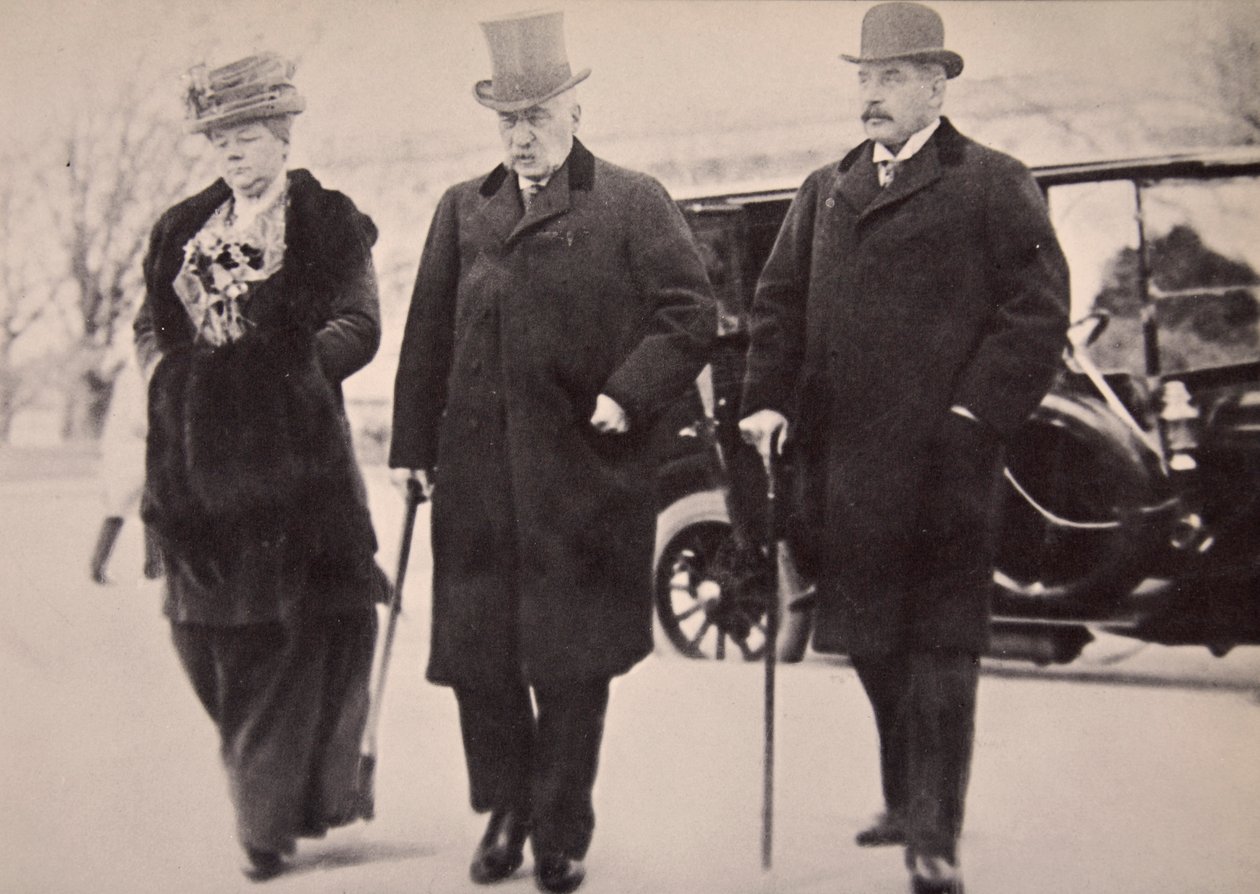 John Pierpont Morgan fiával és lányával a Money Trust Investigationben vesz részt (szépia fotó) alkotó: Harris & Ewing