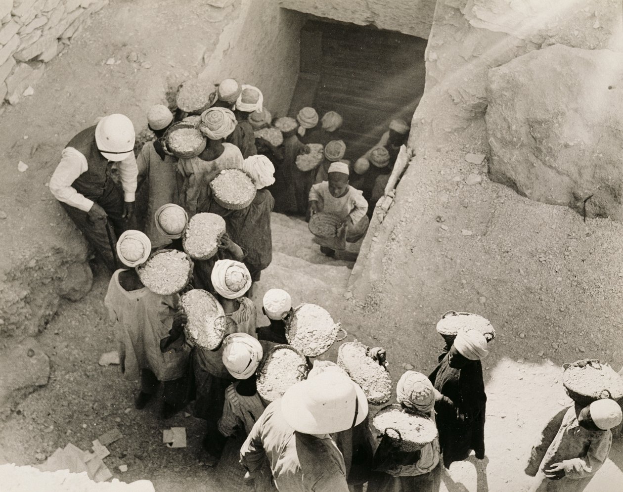 Tutanhamon sírjának bezárása, a Királyok Völgye, 1923. február (zselatin ezüst nyomat) alkotó: Harry Burton