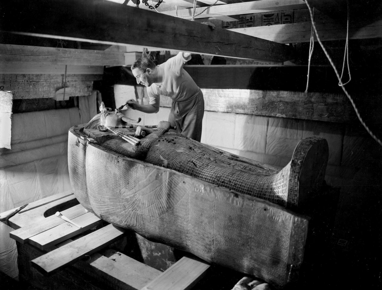 Tutanhamon fáraó sírjának felfedezése a Királyok Völgyében (Egyiptom): a sírkamrában, Howard Carter a második koporsó fedelén dolgozik, 1925. október, fotó: Harry Burton (p1568) alkotó: Harry Burton