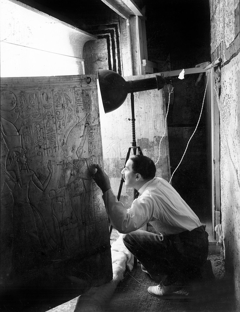Tutanhamon fáraó sírjának felfedezése a Királyok Völgyében (Egyiptom): Howard Carter benéz a második szentély ajtaján, január 4. alkotó: Harry Burton