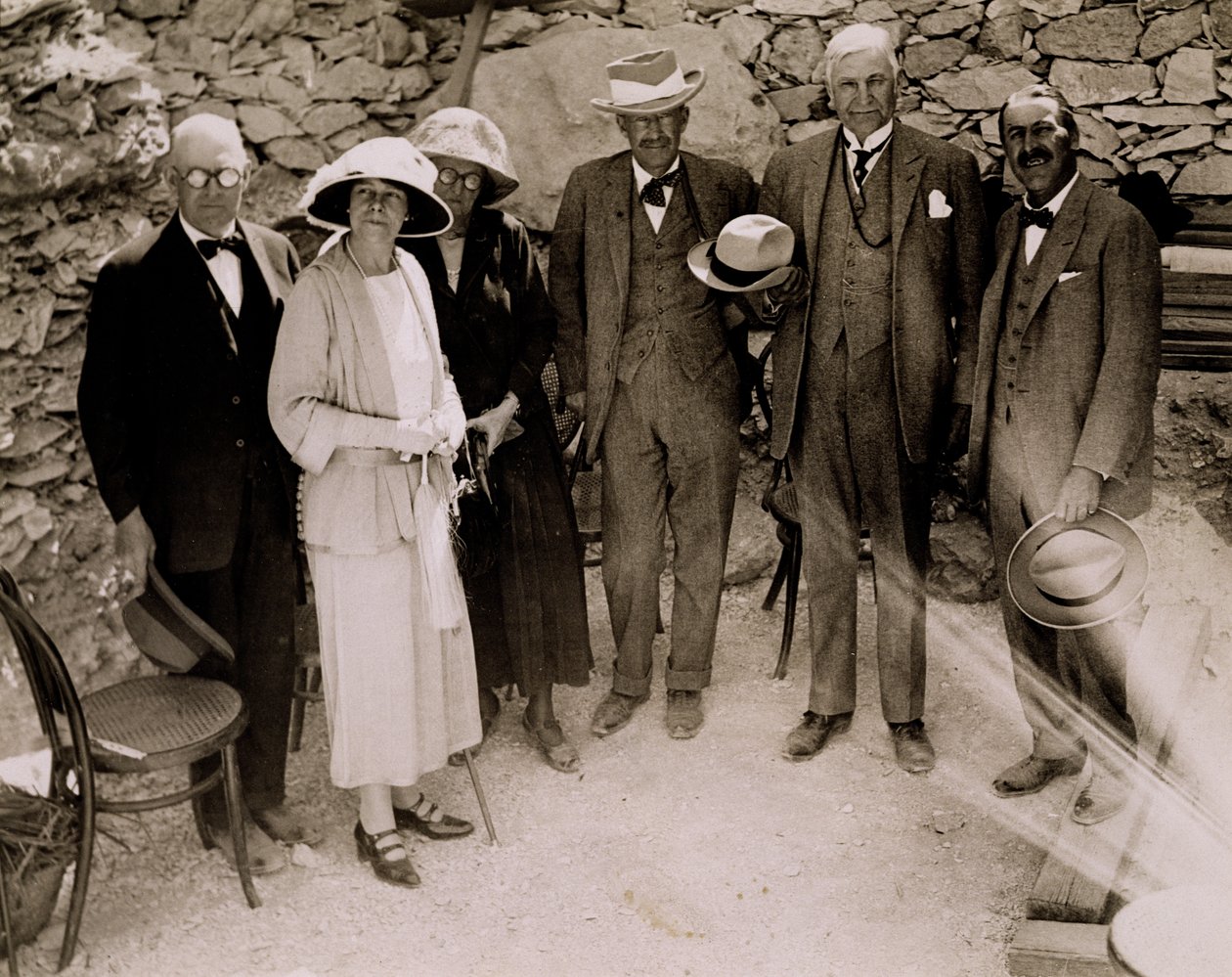 Howard Carter (1873-1939) és egy csoport európai Tutanhamon sírjának ásatásai mellett, a Királyok Völgyében (zselatin ezüst nyomat) alkotó: Harry Burton