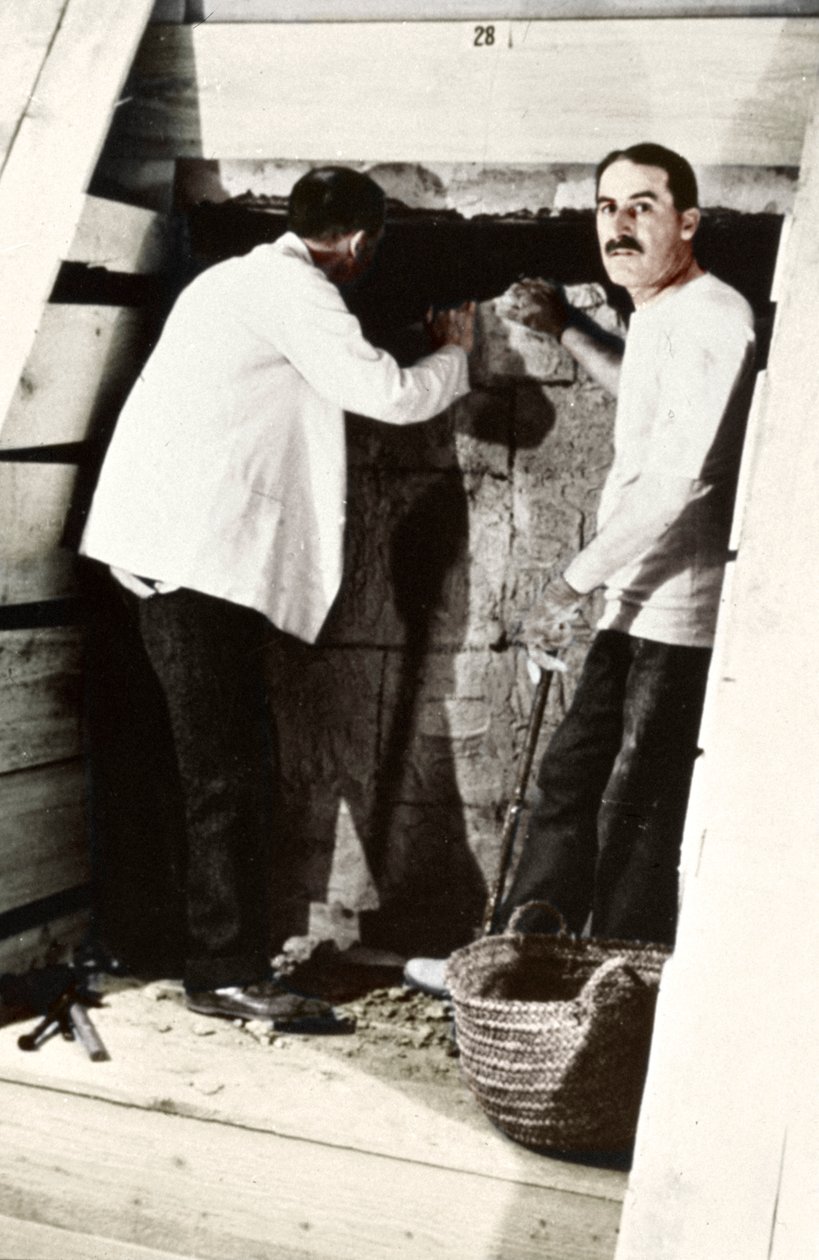 Howard Carter és egy kolléga síremléket ásott az egyiptomi Királyok Völgyében, 1922 alkotó: Harry Burton