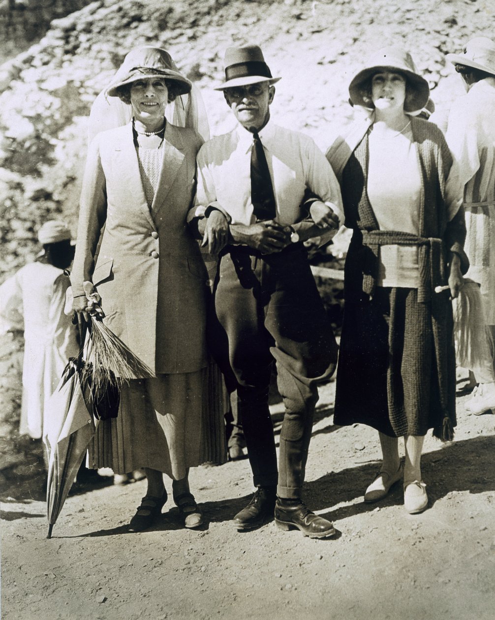 L-R: Lady Somerleyton, Watson Pasha ezredes és a Hon. Lady Alexander Tutanhamon sírjánál, a Királyok Völgyében alkotó: Harry Burton