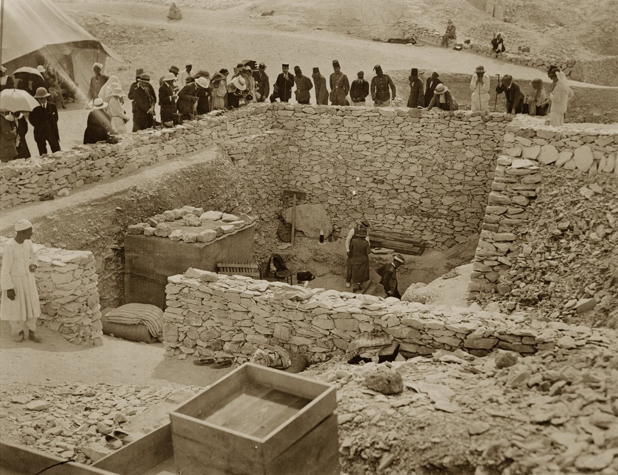 Lord Carnarvon (1866-1923) Lady Evelyn Herbert és Howard Carter (1873-1939) Tutankhamon sírjánál, a Királyok Völgyében (zselatin ezüst nyomat) alkotó: Harry Burton