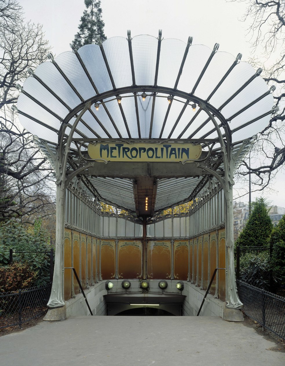 Szecessziós építészet: a párizsi Porte Dauphine metróállomás bejárata. Tervezte: Hector Guimard (1867-1942) építész. DR alkotó: Hector Guimard