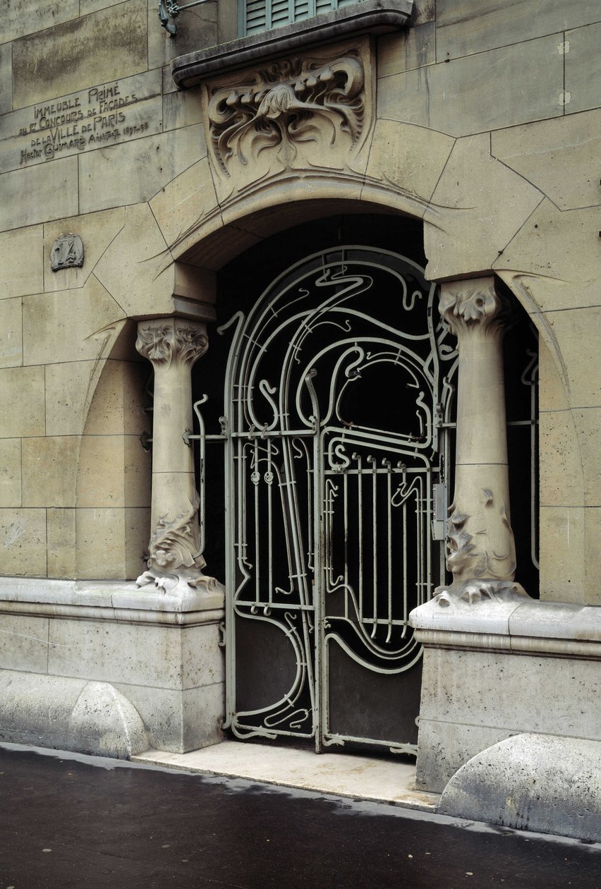 Szecessziós építészet: kilátás a Castel Beranger bejárati ajtajára, amely a rue de la Fontaine 14. szám alatt található, Párizs 16. kerületében. Tervezte: Hector Guimard (1867-1942) építész, DR alkotó: Hector Guimard