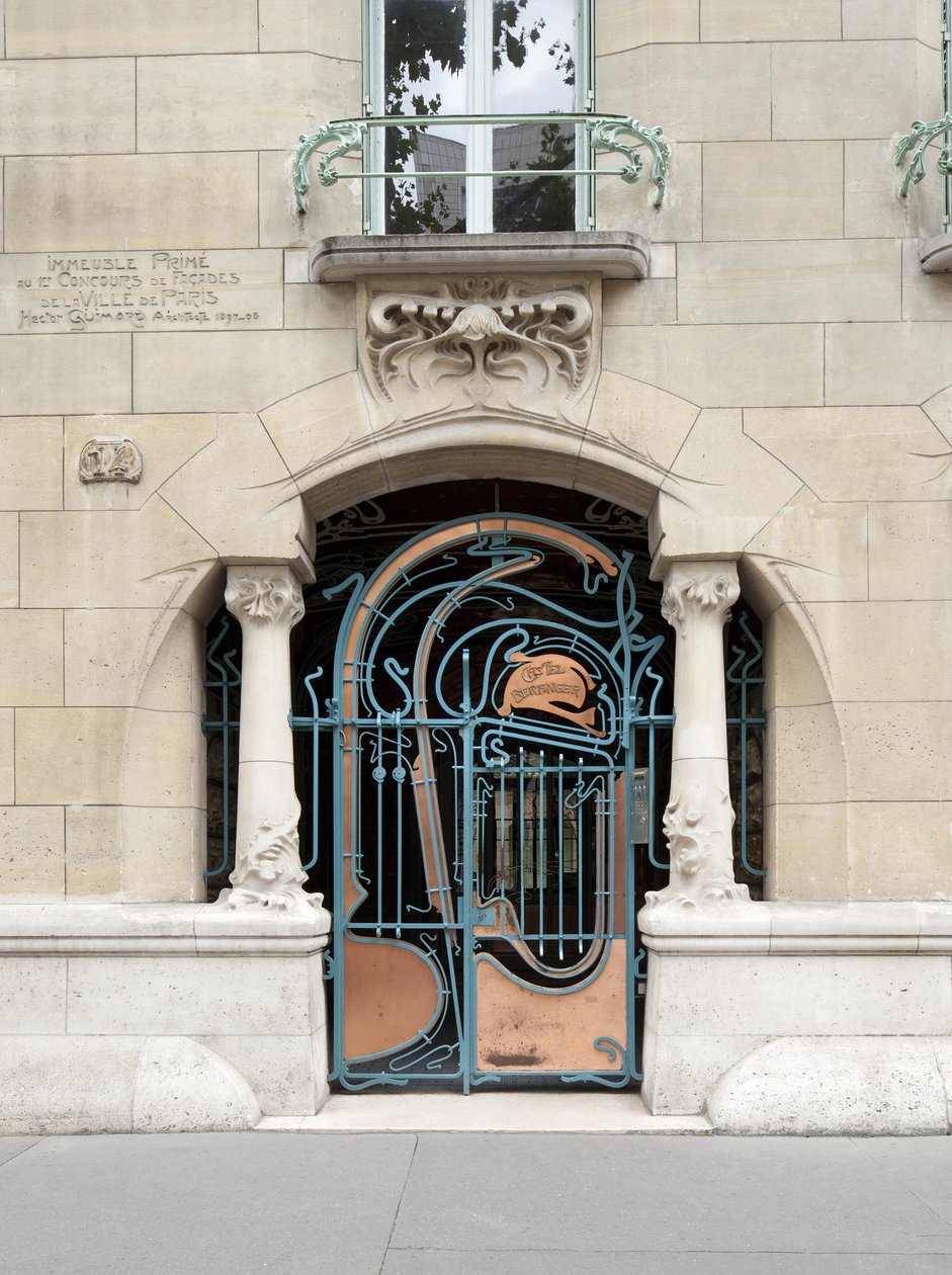 A párizsi 16. kerületben 1895 és 1898 között épült Castel Beranger bejárati ajtaja (fotó) alkotó: Hector Guimard