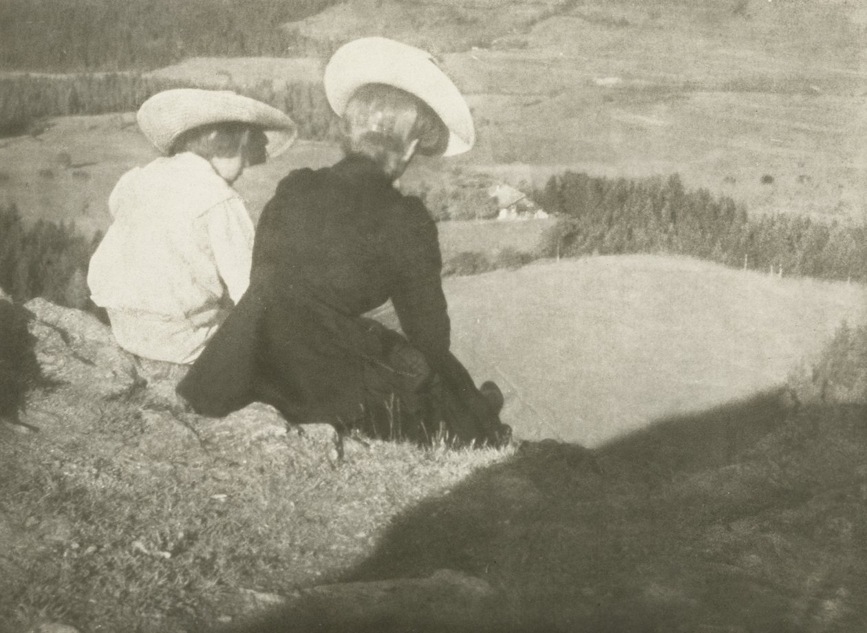 Fields in Birgitz (Hans és Mary ülve), 1908 körül (gumi bichromate print) alkotó: Heinrich Kuhn