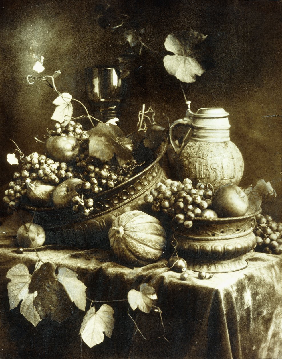 Gyümölcs- és kerámia csendélet, 1900 körül (barna pigment gumi bikromát nyomat, kézzel felvitt akvarell volt) alkotó: Heinrich Kuhn