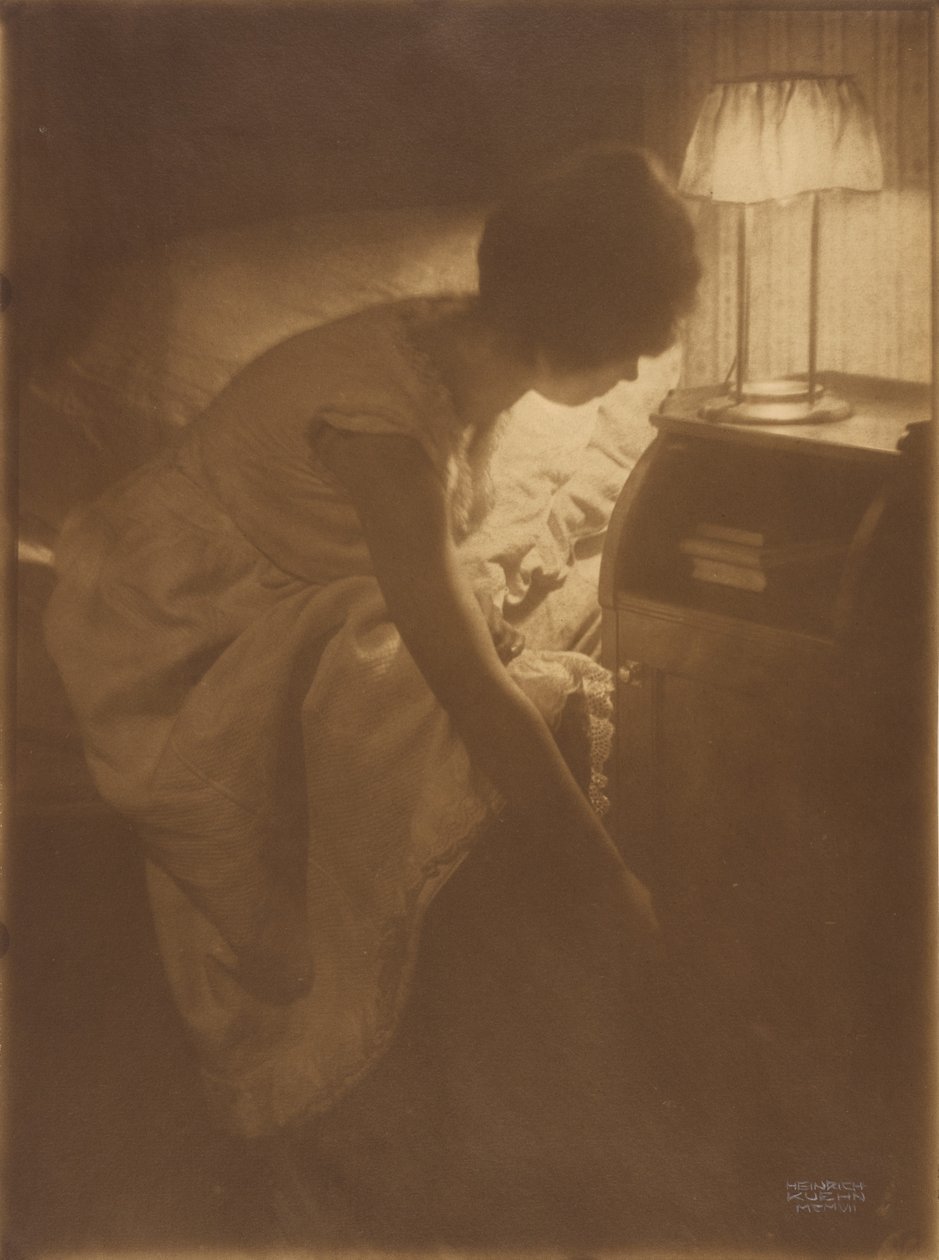 Miss Mary [Warner] az éjszakai asztalánál alkotó: Heinrich Kuhn