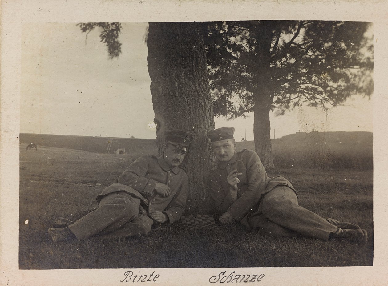 Első világháború: Ukrajna 1914-1916 között a német hadsereg inváziója idején. Két katona egy pillanatnyi pihenésben (f/w fotó) alkotó: Heldenfriedhof Dsessentniki (attr. to)