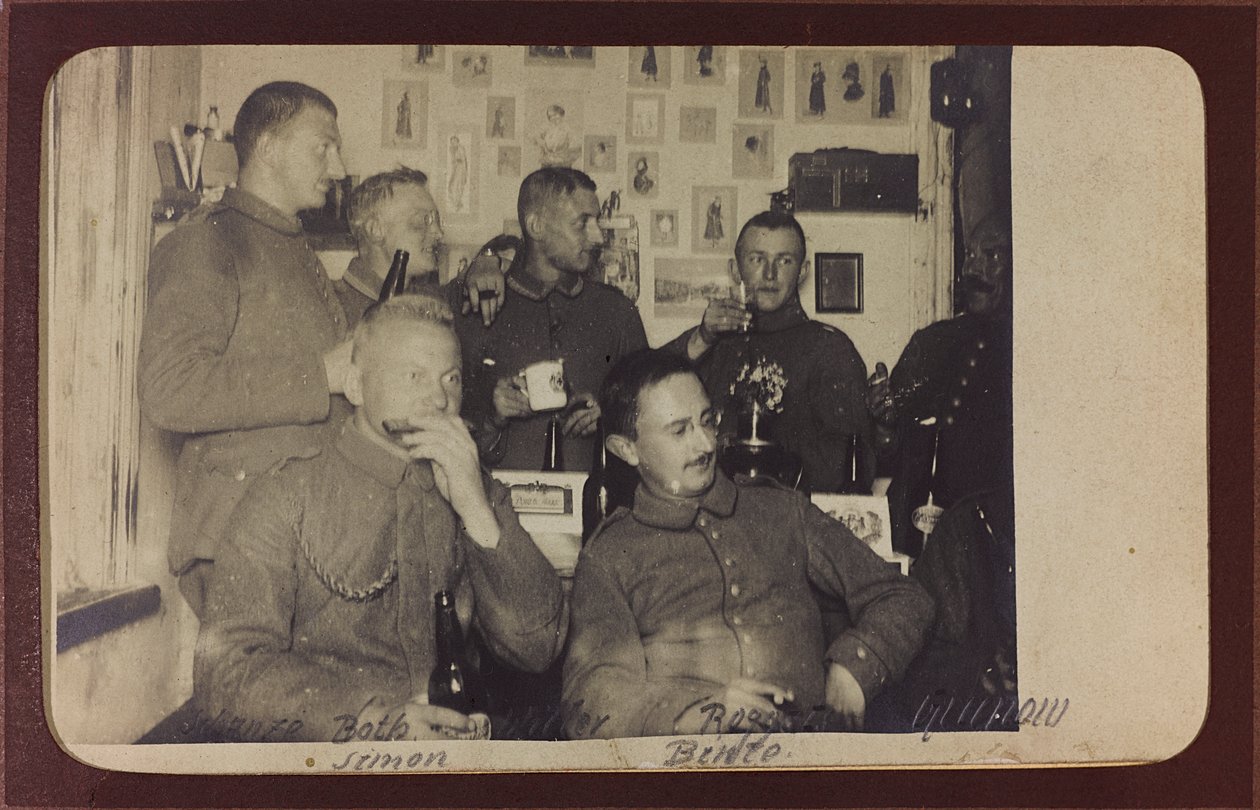 Első világháború: Ukrajna 1914-1916 között a német hadsereg inváziója idején. Katonák csoportja pihenőidőben (f/w fotó) alkotó: Heldenfriedhof Dsessentniki (attr. to)