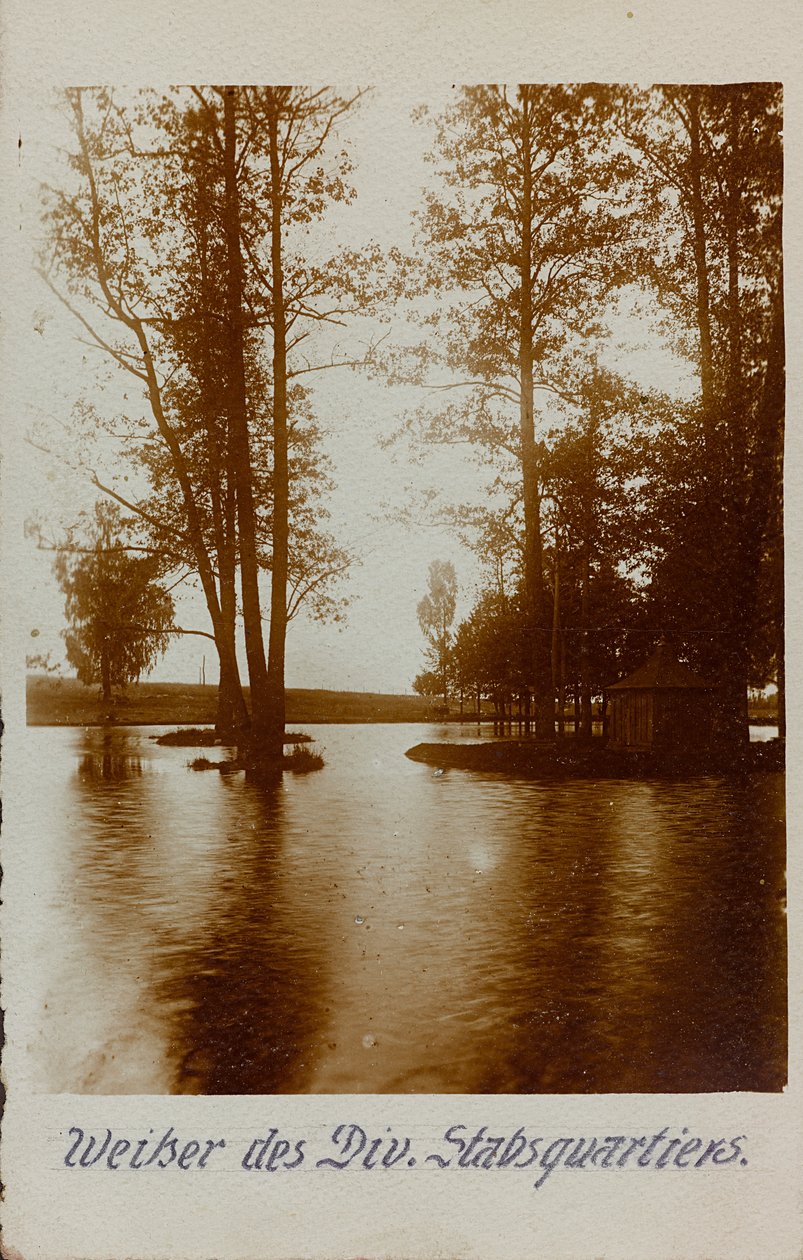 Első világháború: Ukrajna 1914-1916 között a német hadsereg inváziója idején. Táj folyóval (f/w fotó) alkotó: Heldenfriedhof Dsessentniki (attr. to)
