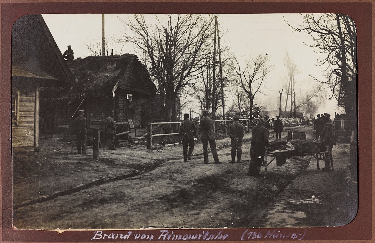 Első világháború: Ukrajna 1914-1916 között a német hadsereg inváziója idején. Katona sebesülttel (f/w fotó) alkotó: Heldenfriedhof Dsessentniki (attr. to)