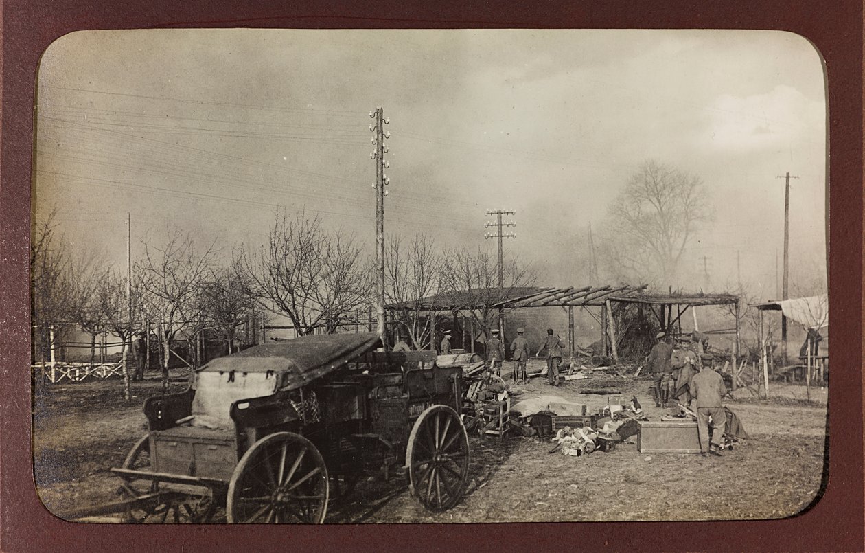 Első világháború: Ukrajna 1914-1916 között a német hadsereg inváziója idején. Katonai egy bombatámadás helyszínén (f/w fotó) alkotó: Heldenfriedhof Dsessentniki (attr. to)