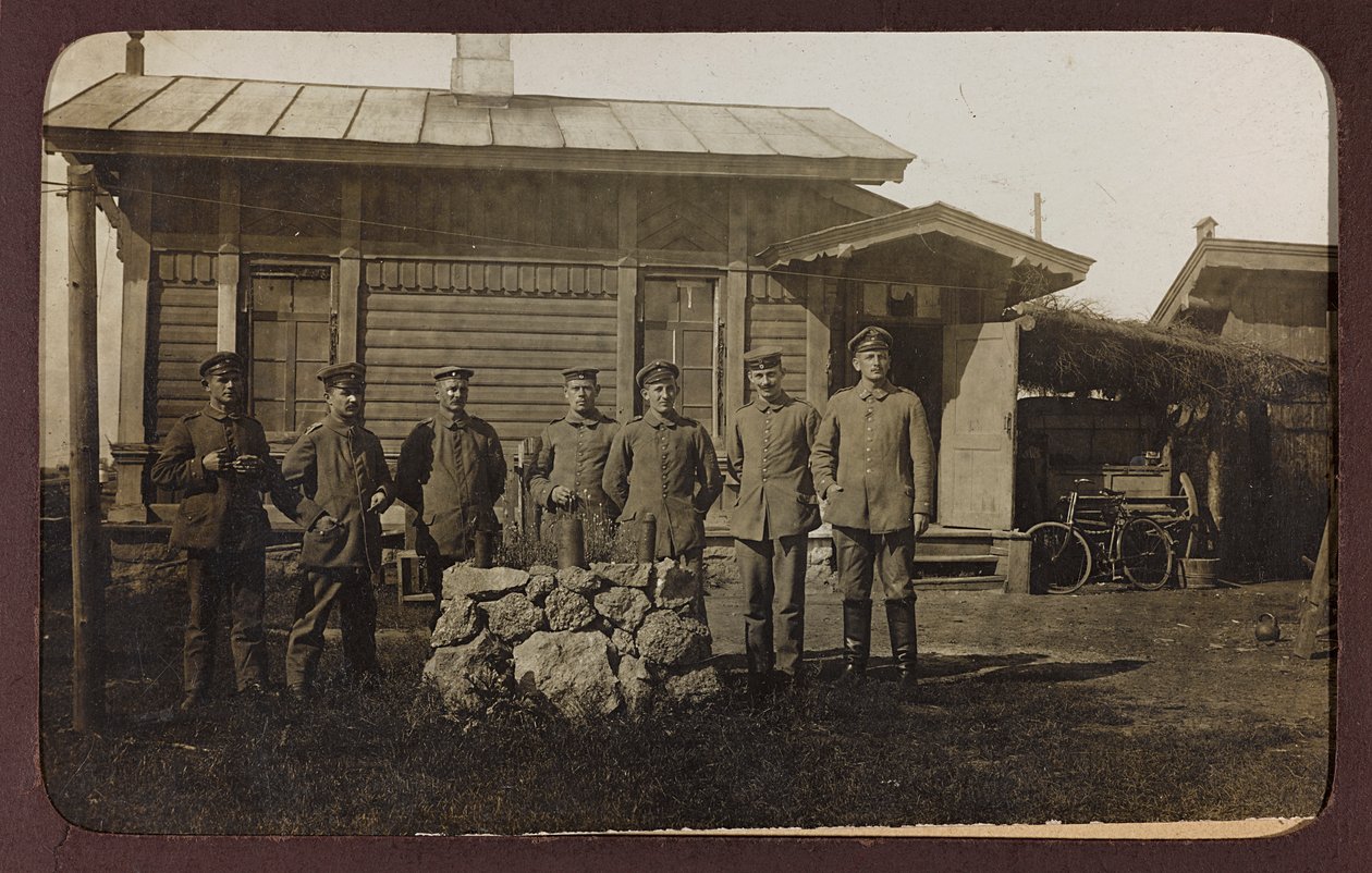 Első világháború: Ukrajna 1914-1916 között a német hadsereg inváziója idején. A csoport portréja (f/w fotó) alkotó: Heldenfriedhof Dsessentniki (attr. to)