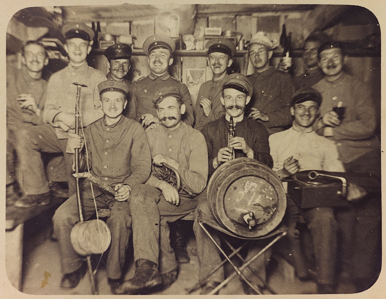 Első világháború: Ukrajna 1914-1916 között a német hadsereg inváziója idején. Katonák csoportja pihenőidőben (f/w fotó) alkotó: Heldenfriedhof Dsessentniki (attr. to)