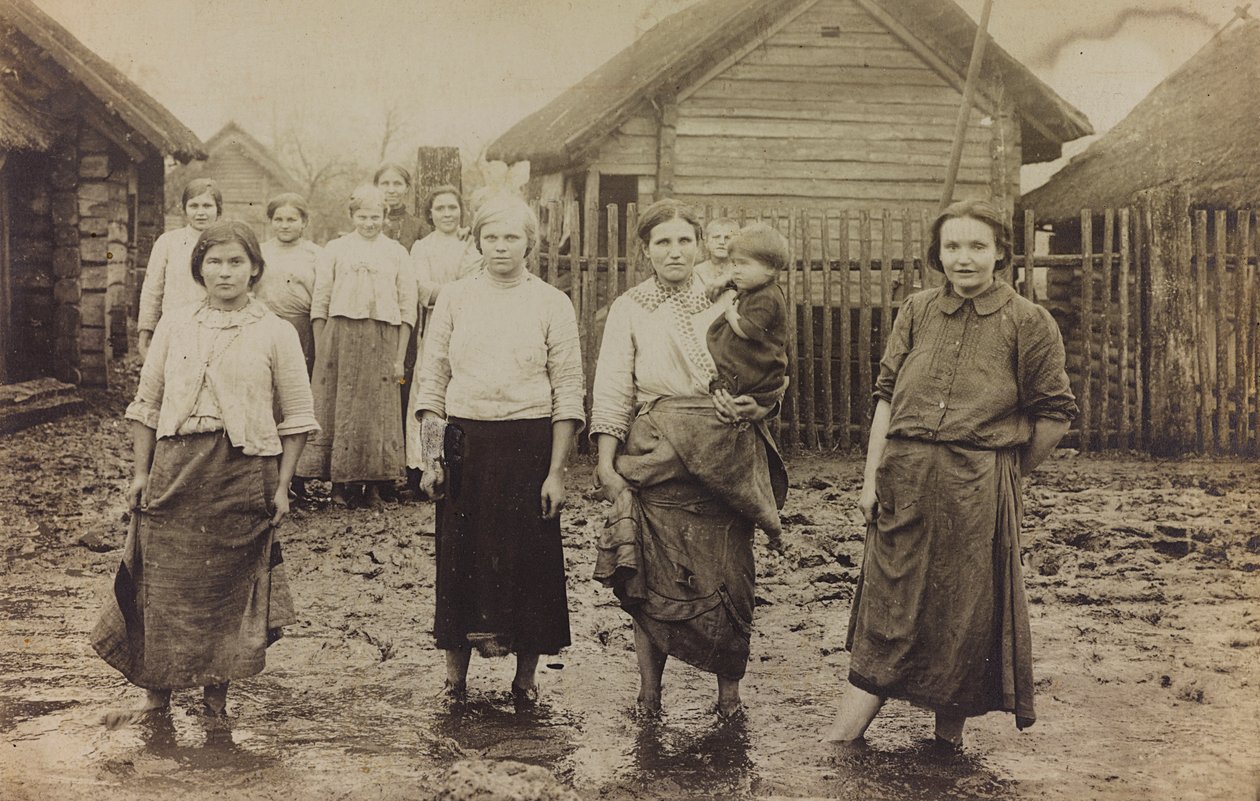 Első világháború: Ukrajna 1914-1916 között a német hadsereg inváziója idején. Gyermekes nők csoportjának portréja (f/w fotó) alkotó: Heldenfriedhof Dsessentniki (attr. to)