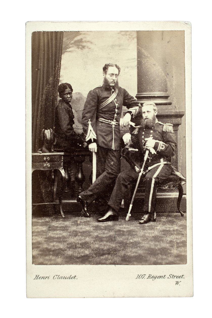Tisztek egy fiúval, London, 1870-es évek (albumin nyomat) alkotó: Henri Claudet